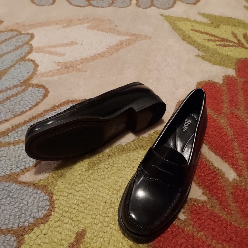 Bass Womens penny loafers, size 5 N